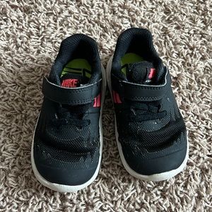 Nike Star Runner black and pink logo sneakers for girls size 6
